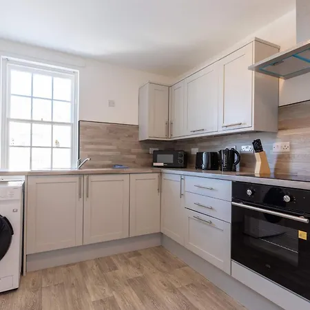 Spacious Harbourside 2bed With Sea Views