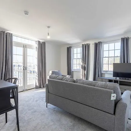 Spacious Harbourside 2bed With Sea Views
